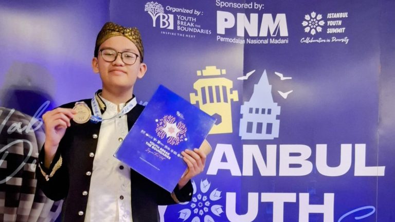 Siswa MAN 2 Kota Malang Raih The Best Male Participant of Junior Category di Istanbul Youth Summit 2025