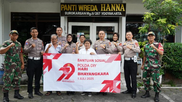 Peringati Hari Bhayangkara, Ditlantas Polda DIY Bawa Kebahagiaan untuk Lansia Panti Wreda HANNA