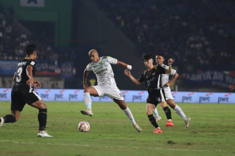 Bojan Hodak Optimistis Persib Membaik Usai Tahan Imbang Dewa United di Piala Presiden 2025