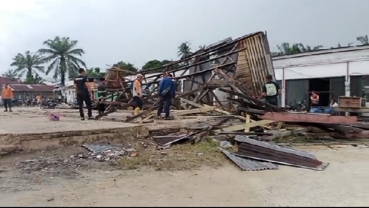 Bupati Siak Pastikan Penanganan Cepat Warga Terdampak Angin Kencang di Sialang Sakti