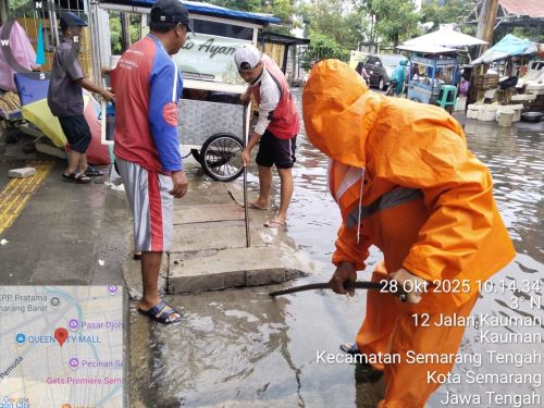 Pemkot Semarang Tegaskan Komitmen Jaga Drainase Bersih, Petugas DPU Turun Saat Hujan Deras