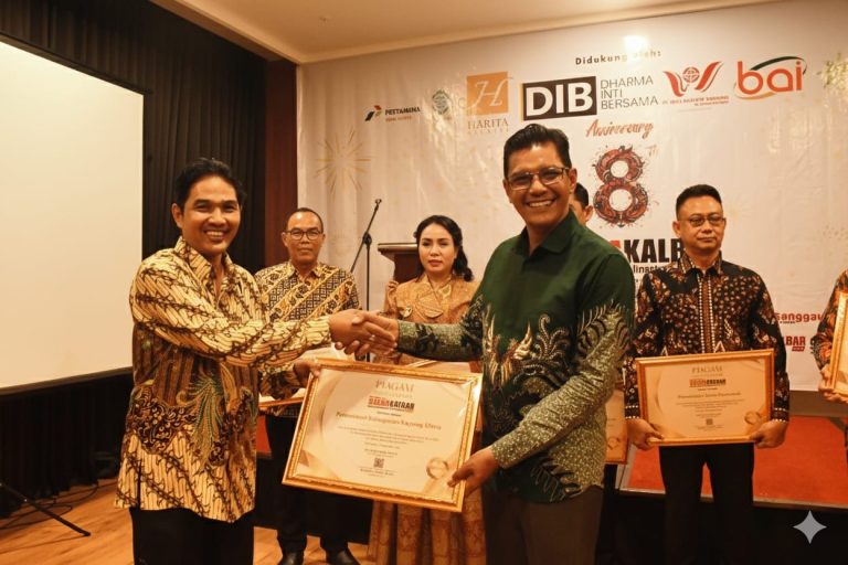 Wabup Kayong Utara Terima Penghargaan di HUT ke-8 Media Online Suara Kalbar