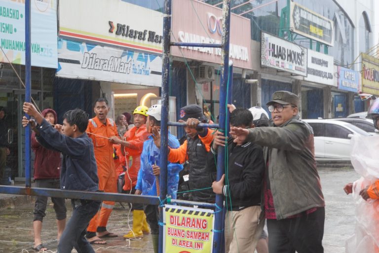 Angin Kencang Terjang Padang Panjang, Papan Reklame Nyaris Roboh Ditangani Cepat Pemkot