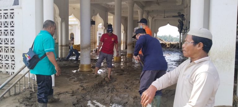 Pascabanjir Aceh, Tim Kemenag dan Warga Bersihkan Lumpur di Masjid Jami’ Pante Baro Bireuen