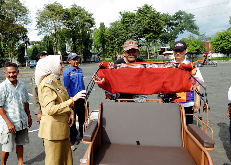100 Becak Listrik Bantuan Presiden Prabowo Tiba di Lumajang, Pengayuh Becak Kini Lebih Efisien