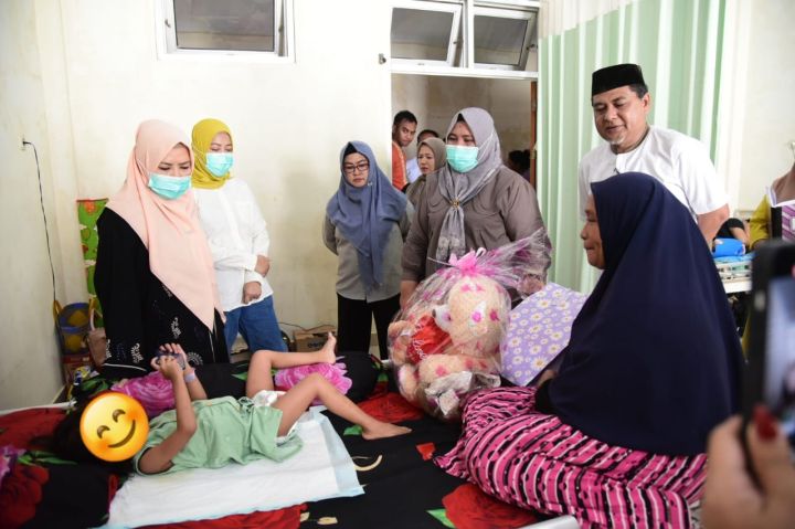 Wagub Gorontalo Kunjungi Dua Anak Pasca Operasi Atresia Ani di RSUD Toto Kabila
