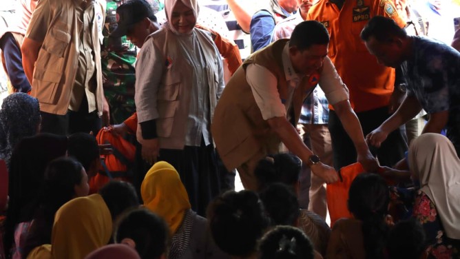 Kepala BNPB Tinjau Langkat: Pastikan Bantuan Banjir Tersalurkan dan Huntara Siap Dibangun