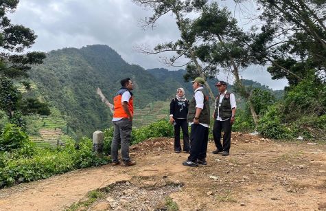 BPBD Batang Bersama Warga Bersihkan Longsor di Desa Pranten, Akses Jalan Kembali Normal